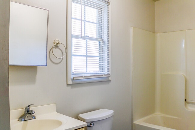 Photo - 835 Gladstone St