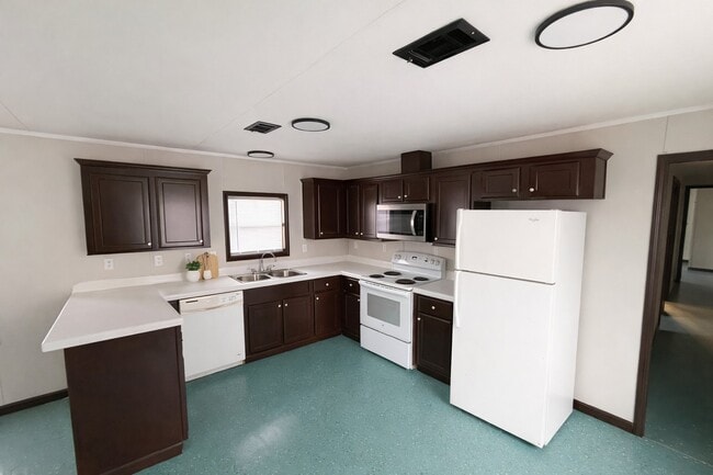 Building Photo - 28 Deerwood Park