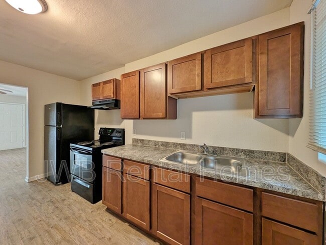 Photo - 1057 Glencarin St