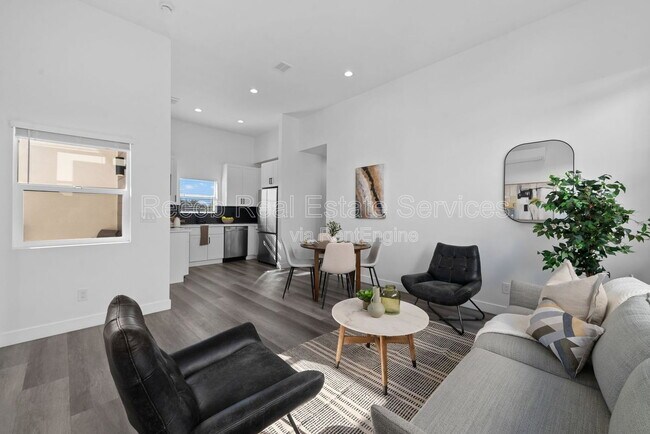 Building Photo - 1638 Elm Ave Unit 6