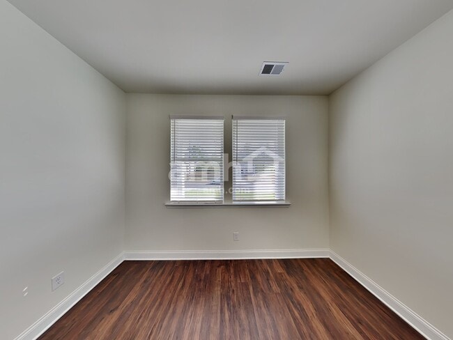 Photo - 198 Willow Ln