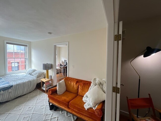 Photo - 61 W Cedar St Unidad FURNISHED