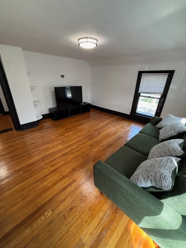 living room - 302 W Washington St Unit 2