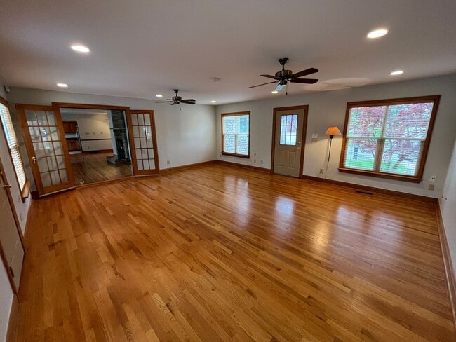 Photo - **RIVERFRONT 4-BEDROOM/2-BATH WITH 4-CAR GARAGE, FULL BASEMENT!!**