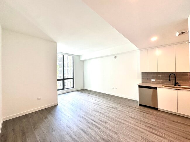 Building Photo - 1900 NW 1st Pl Unit A12