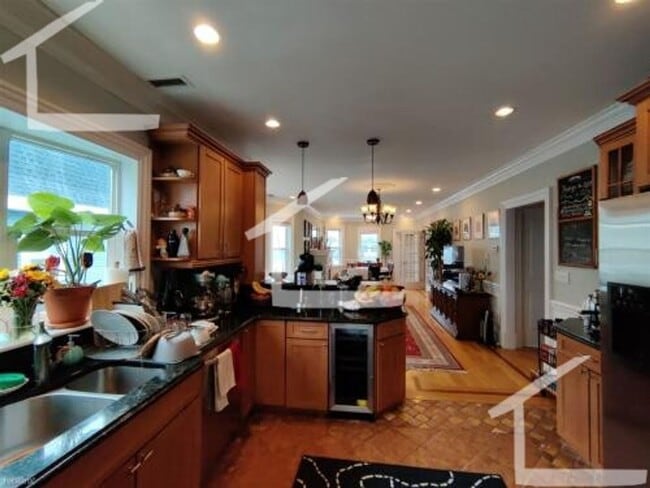 Building Photo - Charming 4 Bedroom-No Broker Fee