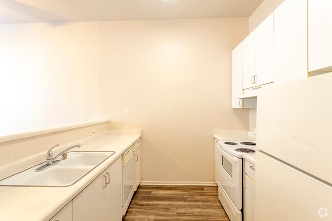 2 BR, 1.5 BA - 955 SF
