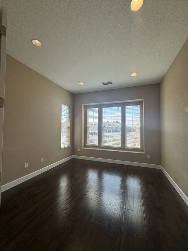 Photo - Beautiful Shadow Ridge Home in Spanish Spr...