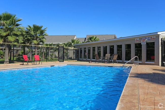 Swimming Pool - Falls of Braeswood Apartments