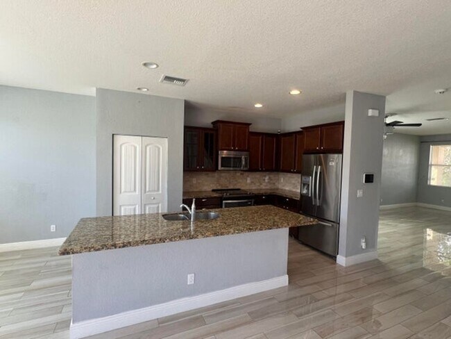 Photo - 810 Palm Tree Ln