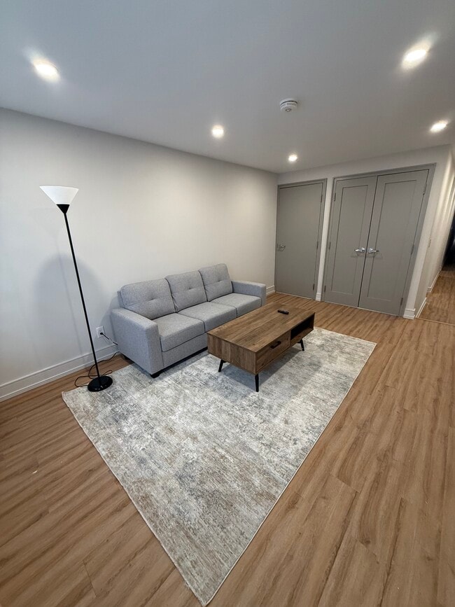 Photo - 587 College St Unit s 1-4