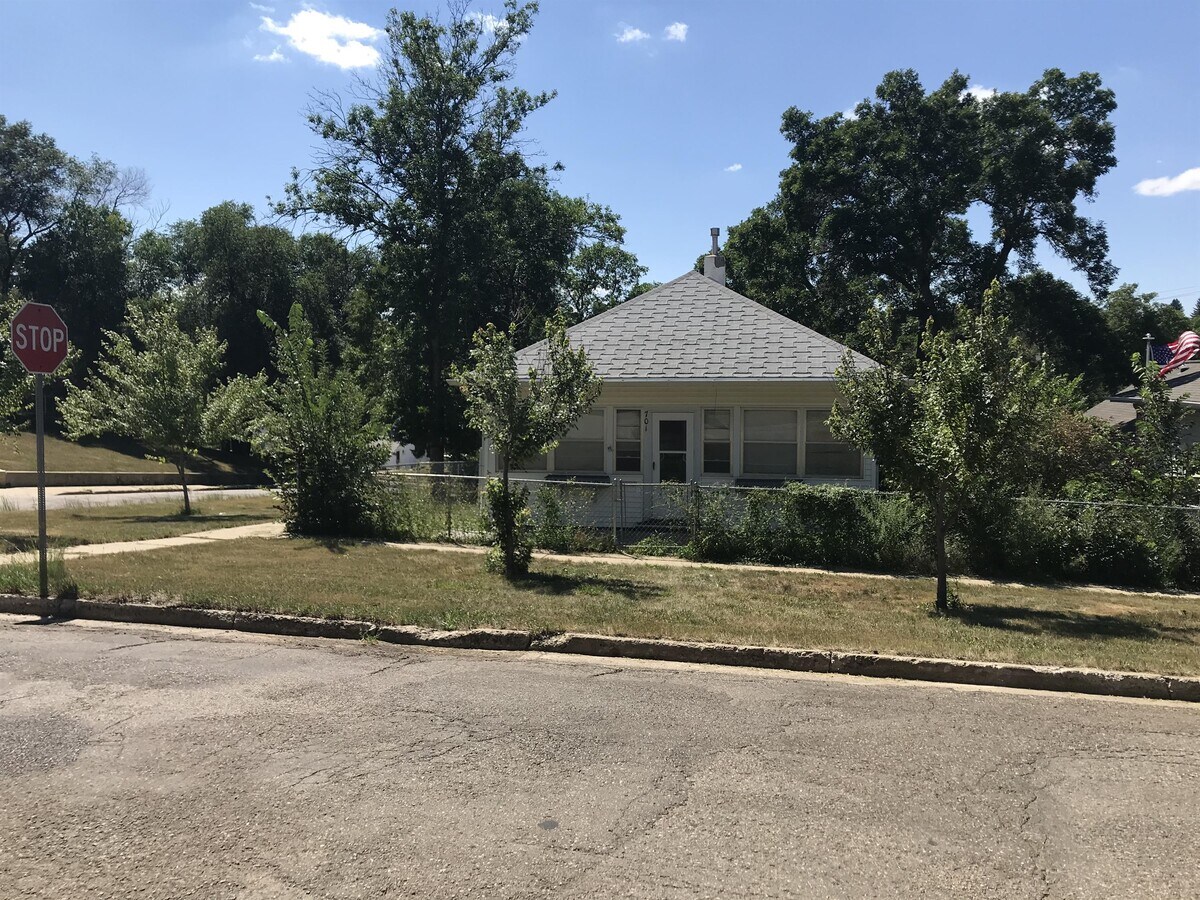 Photo - 701 5th Ave NW