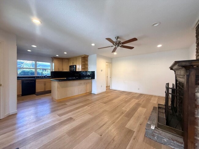Building Photo - 4004-4006 Bismarck Dr Unit 4004 Bismarck
