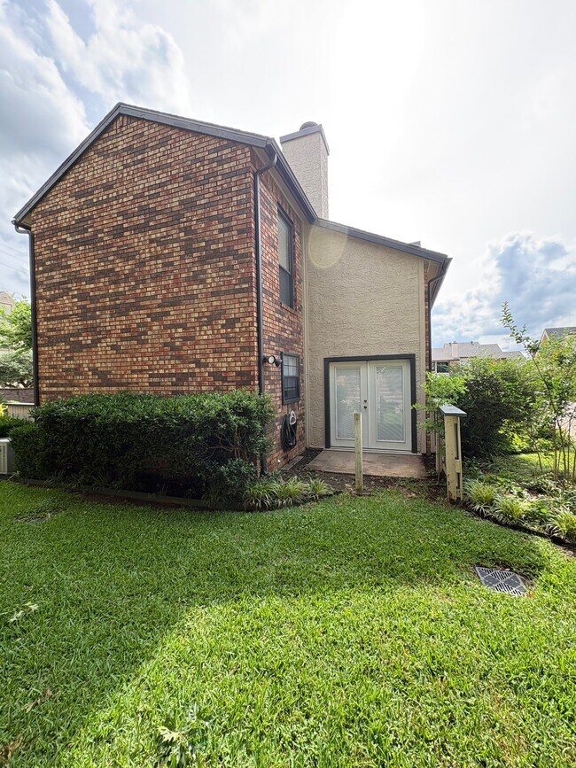 Photo - 827 W Harwood Rd