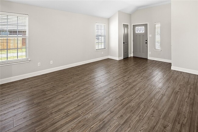 Photo - 916 Crested Point Dr