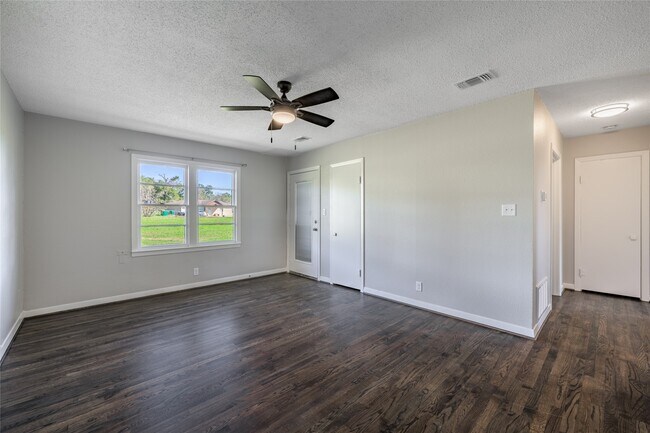 Photo - 476 Ellinger Rd