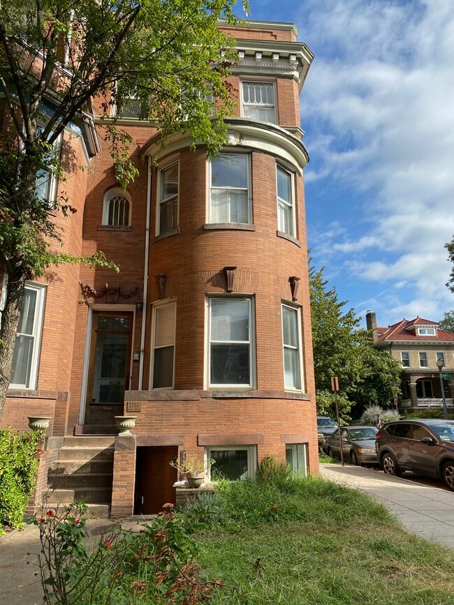 Building Photo - 1735 Park Rd NW Unit 1735 Park Road - Lower Rental