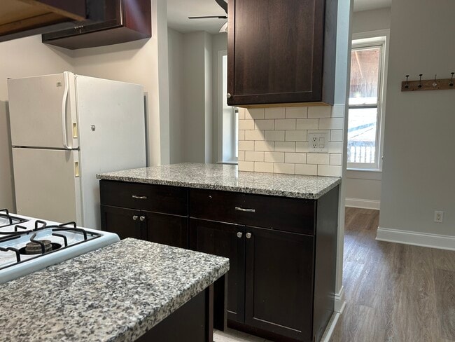 Photo - 137 S Batavia Ave Unidad D