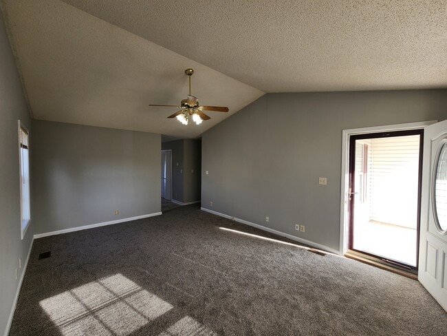 Photo - 304 Pioneer Dr