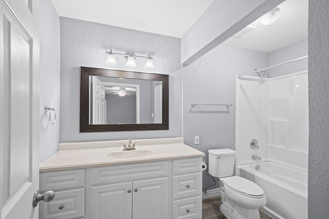 Building Photo - 8 Hideaway Dr