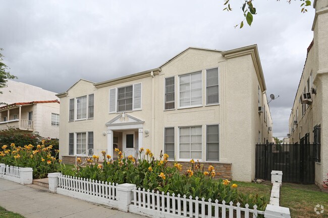 Photo - 128 S Reeves Dr Apartments