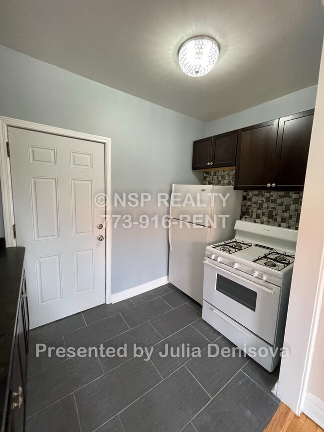 Building Photo - 4267 W Addison St Unit 1