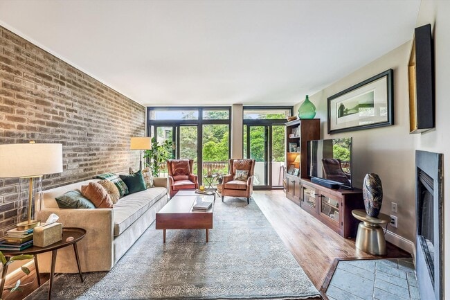 Chic Two-Level Condo in Prime SW Waterfron... - Chic Two-Level Condo in Prime SW Waterfron...