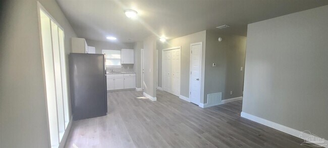 Photo - 1365 Toni St