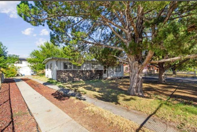 Building Photo - 305 Zuni Dr