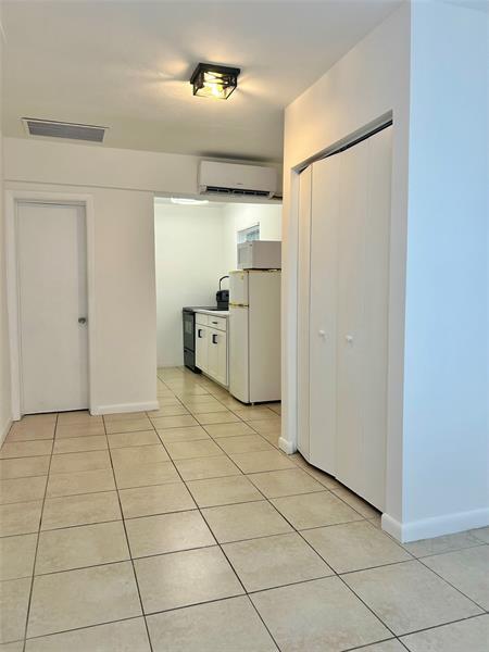 Building Photo - 117 SE 4th St Unit 2 - Side Rental