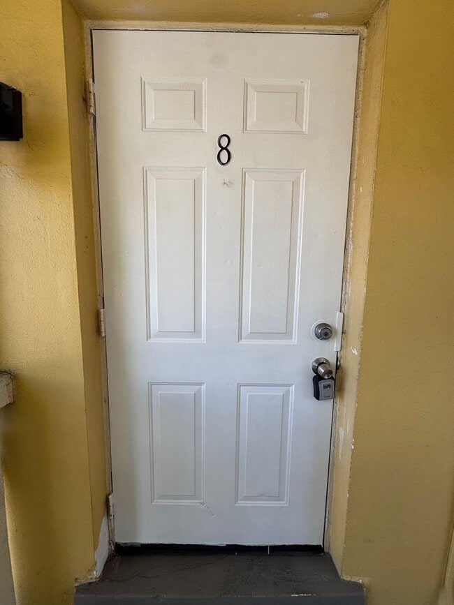 Photo - 890 NW 39th St Unidad 8