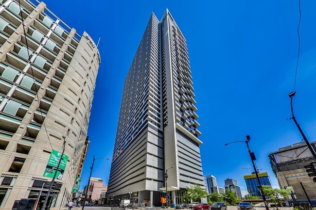 Building Photo - 235 W Van Buren St Unit 4107 Rental