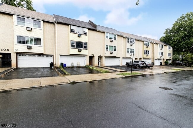 Photo - 190 N Park St