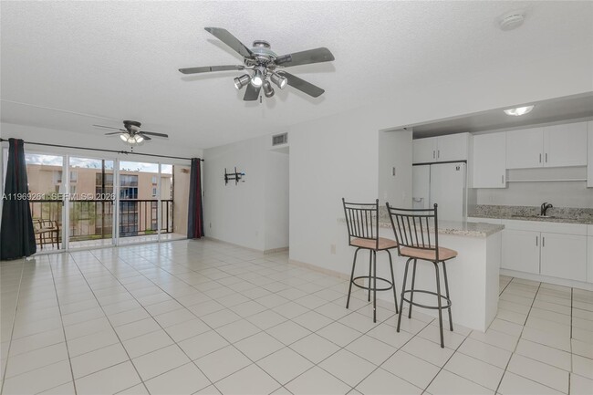 Building Photo - 9150 Fontainebleau Blvd Unit 402