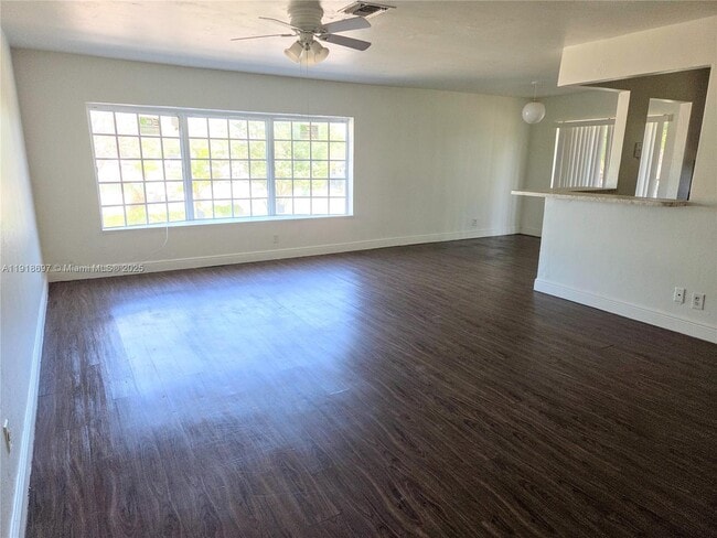 Building Photo - 5200 NW 18th Ct Unit 3L