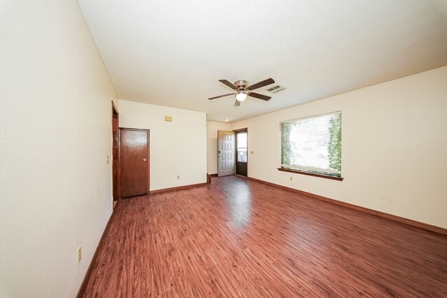 Photo - 2614 Martin Ln