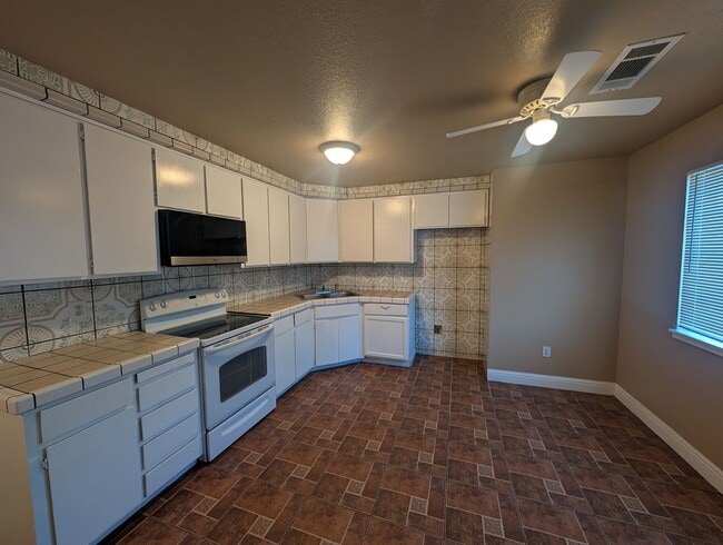 Building Photo - Great Charming 4 bedroom