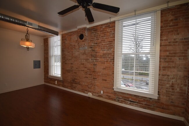 Photo - 211 W 1st Ave Unidad #204