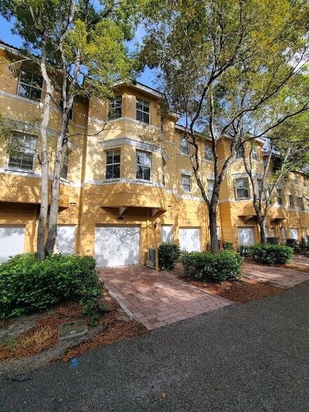 Building Photo - 3503 Shoma Dr