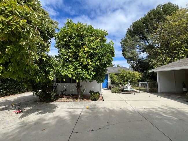 Building Photo - Pet friendly 2+1 w/private yard + in-unit laundry!