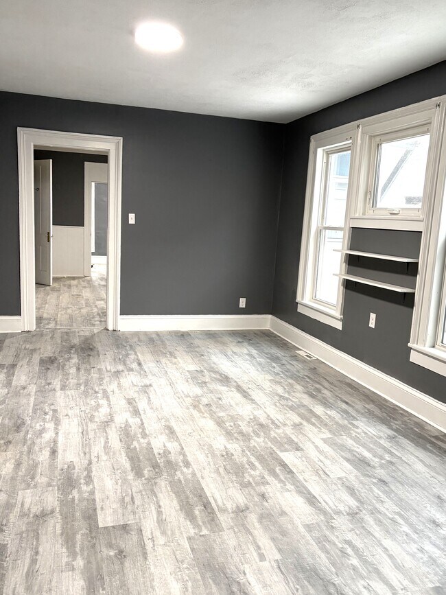 Building Photo - 313 E 7th St