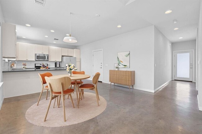 Photo - 301 W Stassney Ln