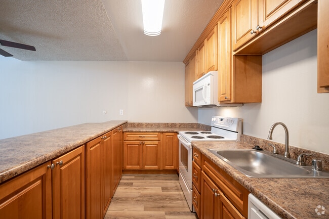2BR, 1BA - 900SF