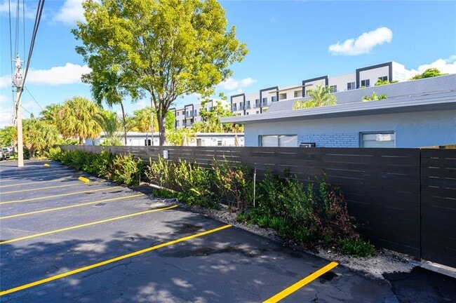 Photo - 1020 N Victoria Park Rd Unit 16