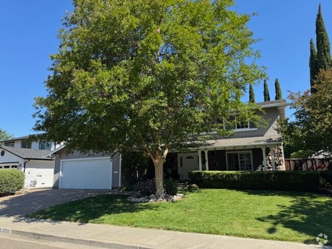 Building Photo - Gorgeous 2 story 5 bedroom home w/pool in ...