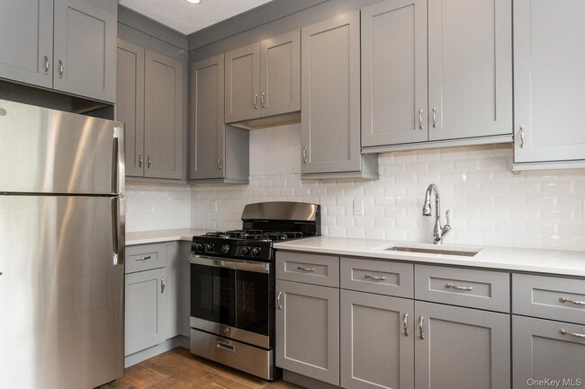 Building Photo - 43 New Hyde Park Rd Unit 1