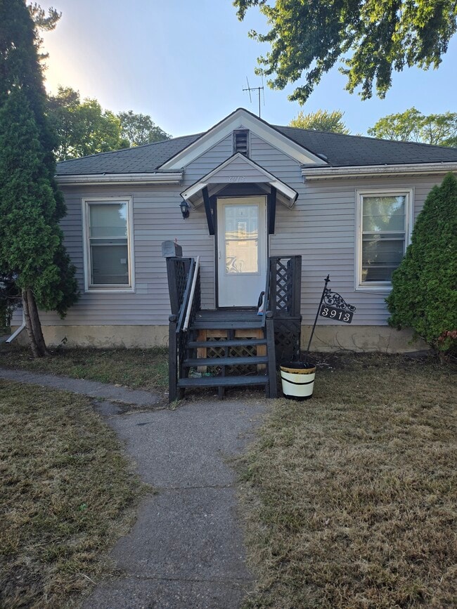 Photo - 3913 Thomas Ave N