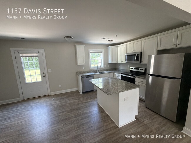 Photo - 1157 Davis St