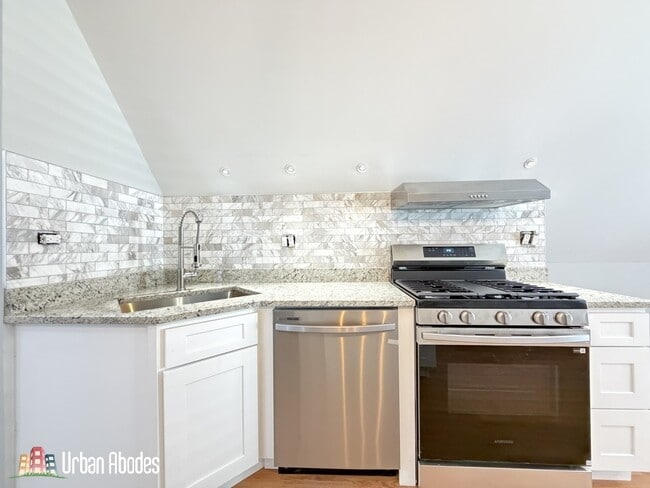 Photo - 1721 W Nelson St Unit J09W