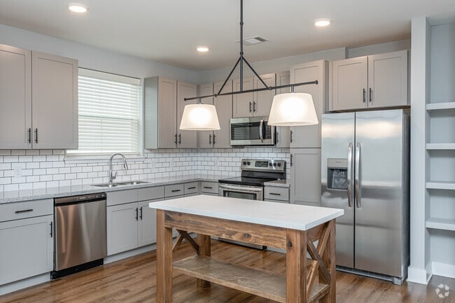 2BR, 2BA - Roosevelt